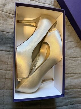 New w/ box Stuart Weitzman Raso Champagne 3in heel pump